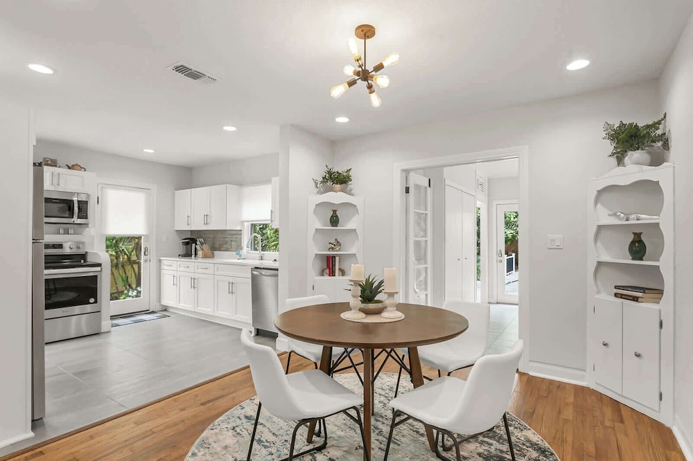 Pool House Oasis - Home for 6