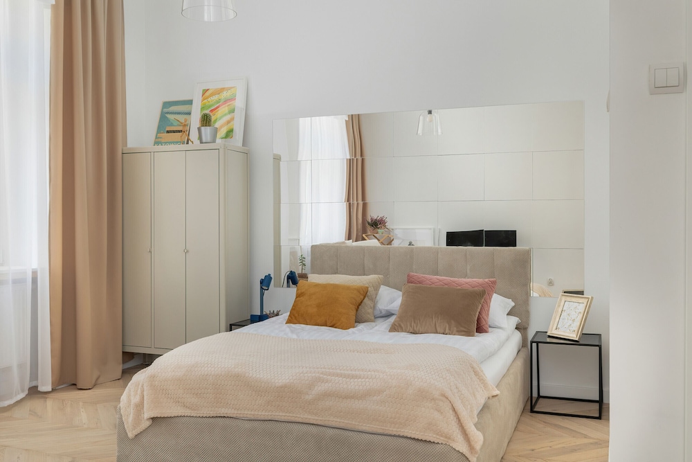 Comfy Apartment Opolska by Renters view 3
