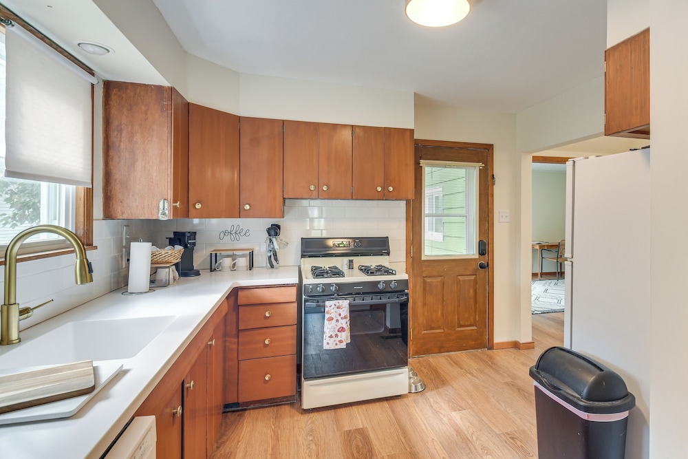 1 Mi to Dtwn Burlington: Modern Home w/ Yard!