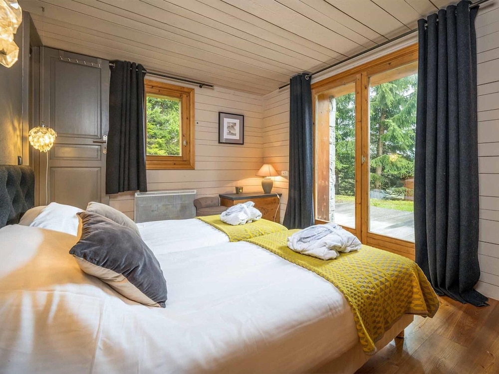 Large Chalet With Barrel Sauna and Whirlpool