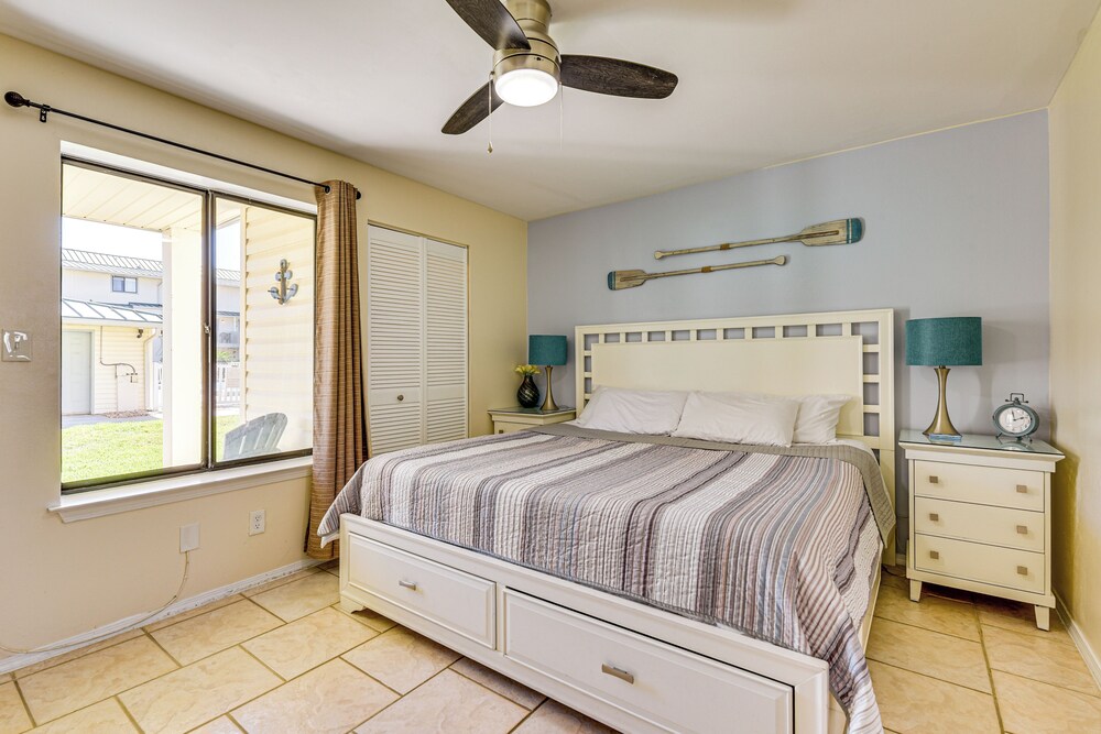 < Half-mi to Beach: Quaint Destin Condo