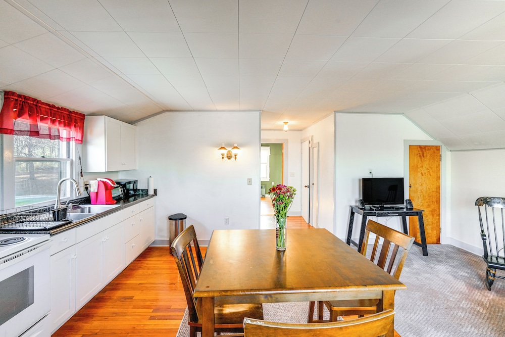 Quiet Country Living: Farmhouse Apt Near Hudson!