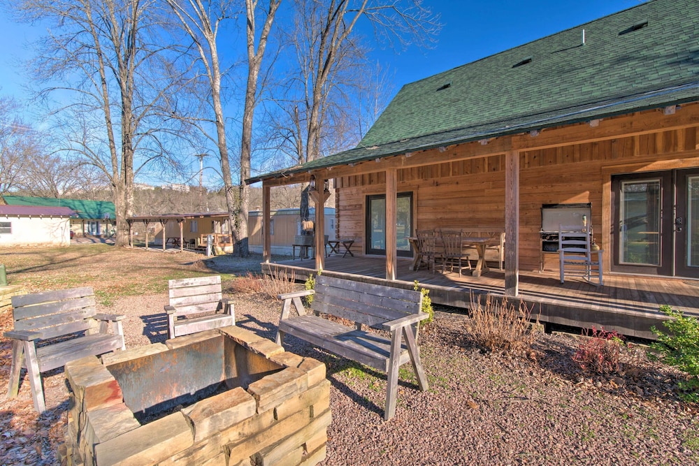 Quiet Hollister Cabin: Walk to Lake Taneycomo view 3