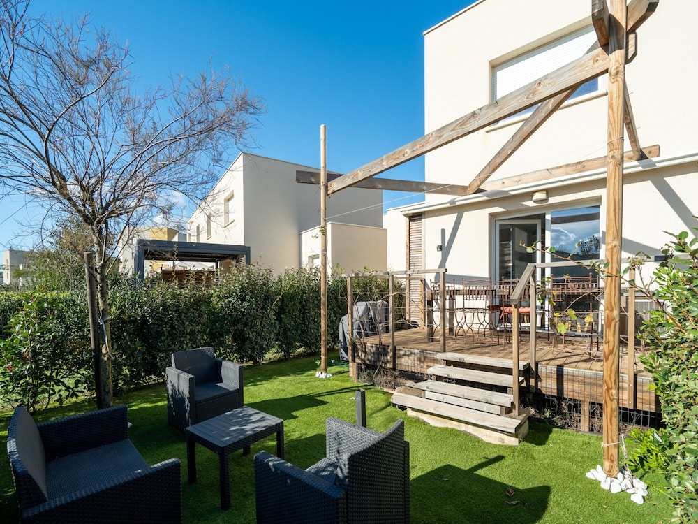 Spacious Stay by Serignan Sea