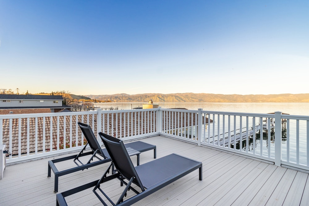 Waterfront Home - Private Dock Pickleball Bbq 4 Bedroom Home