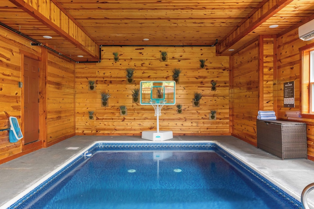 Smoky Ridge by Avantstay Renovated Cabin w/ Indoor Pool Game Room + Theater