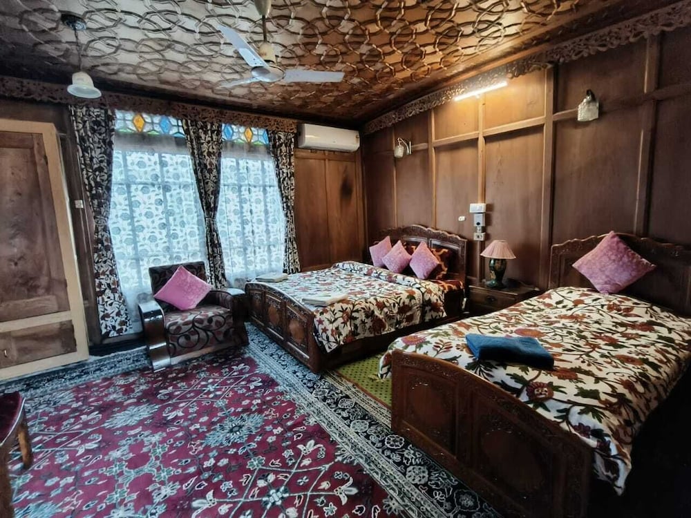 New Alzira Heritage Group of Houseboats