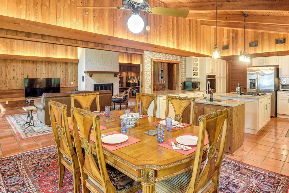 Little Lake George Hideaway w/ Furnished Boathouse