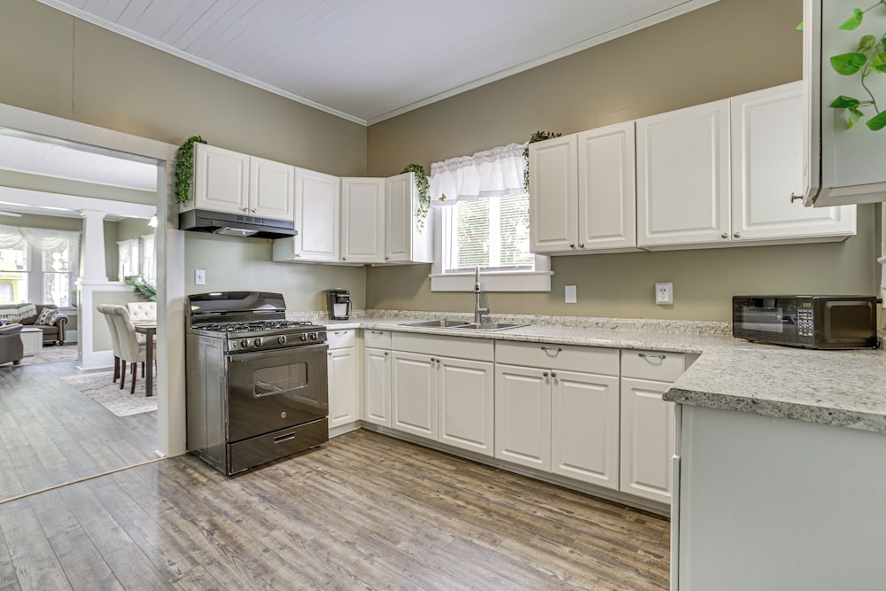 Walk to Restaurants & Shops: Dtwn Franklin Retreat