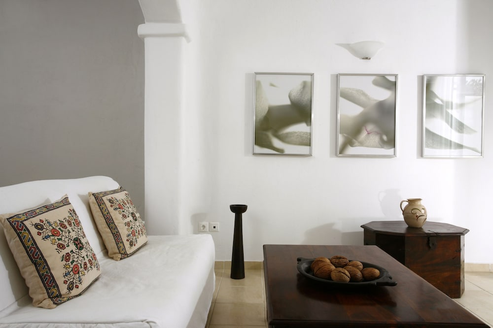 Yakinthos Residence