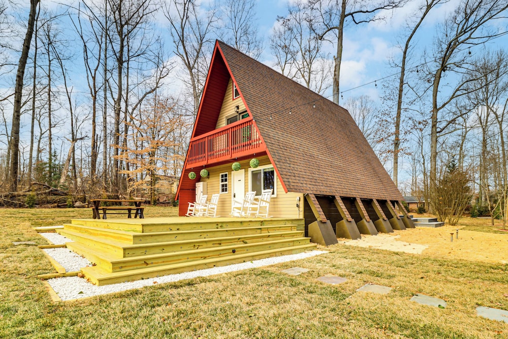 Hot Tub, Fire Pit & Patio: A-frame Stafford Cabin