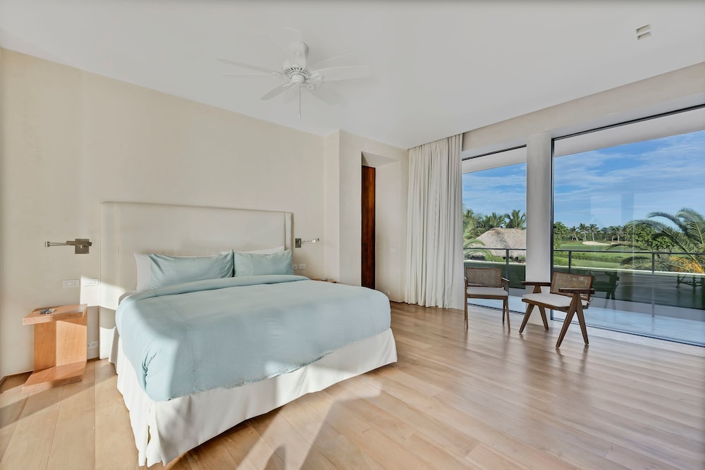 Magnificent 5BR Modern Tropical Villa With Pool