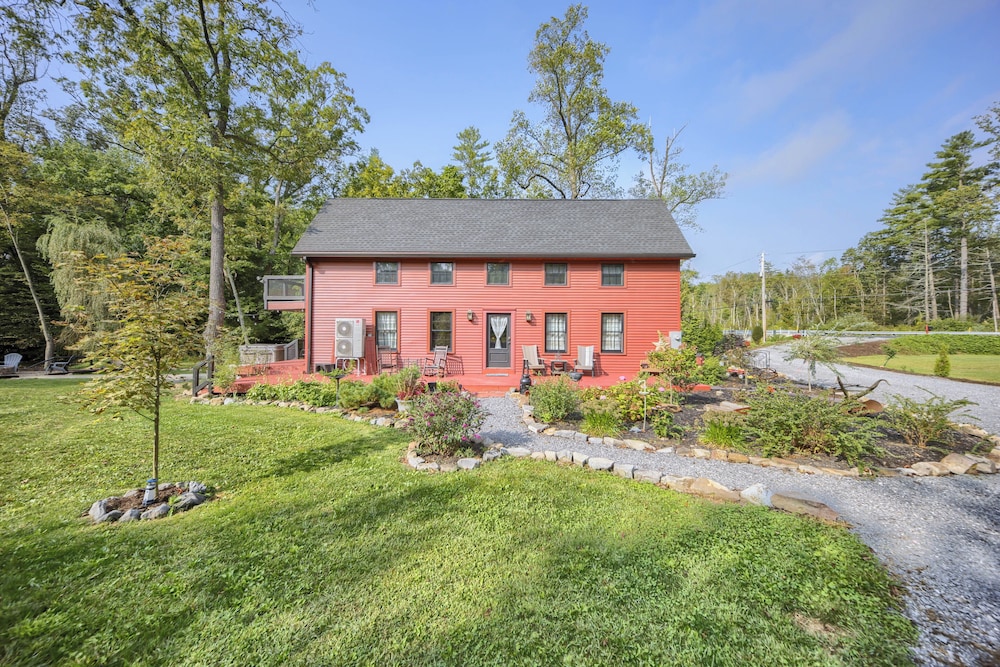 Willow Brook Getaway: Hot Tub, Deck in Mifflinburg
