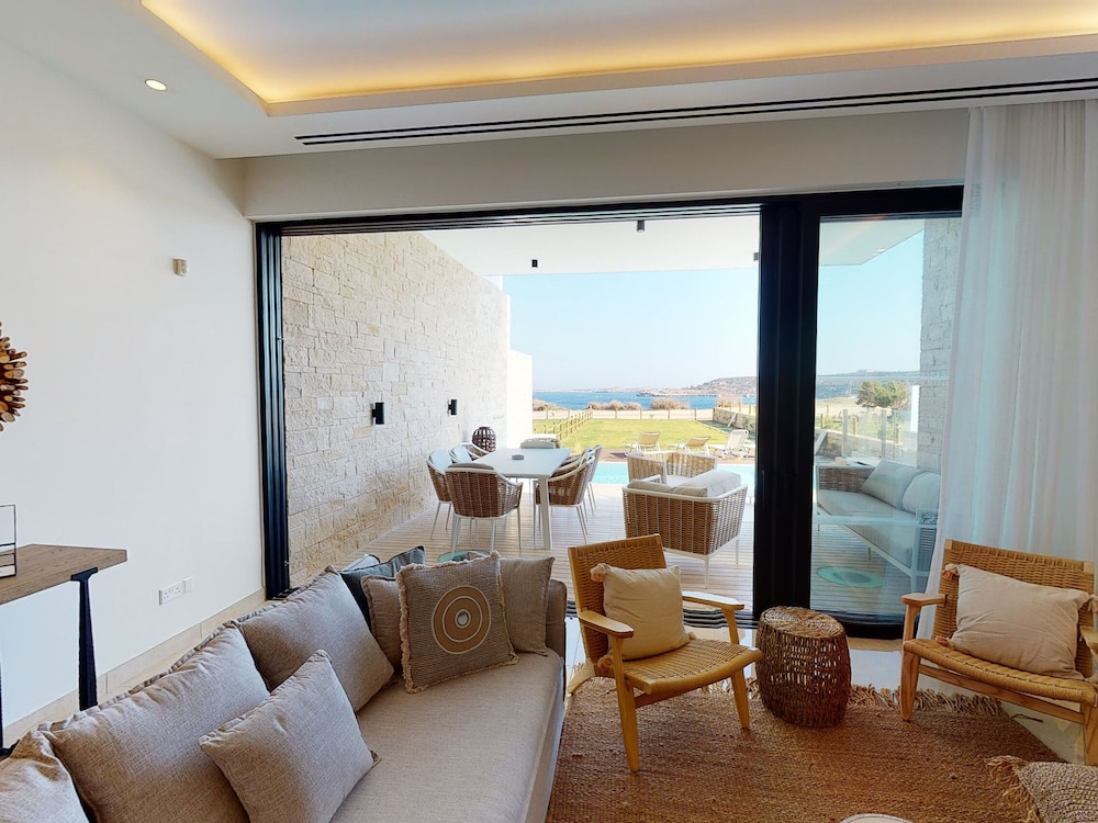 Sanders Konnos Bay Athina - Breathtaking 6-bedroom Villa On the Beach Front