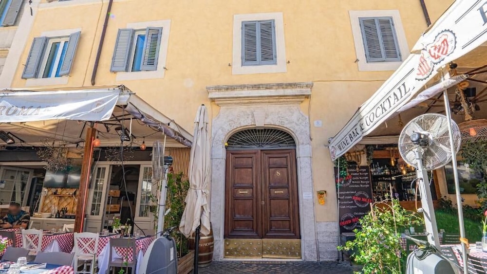 CAMPO DE' FIORI PINKY HOUSE
