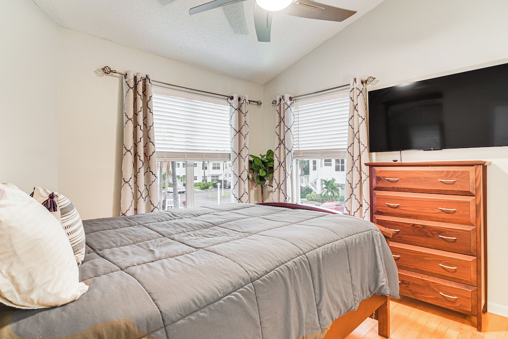 Resort Perks: Condo w/ Private Balcony in St Pete!