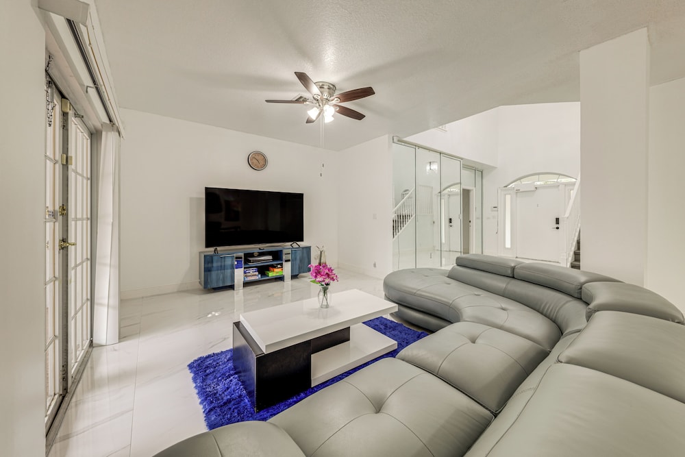 Swim, Barbecue & Game: Home 4 Mi to Pompano Beach!