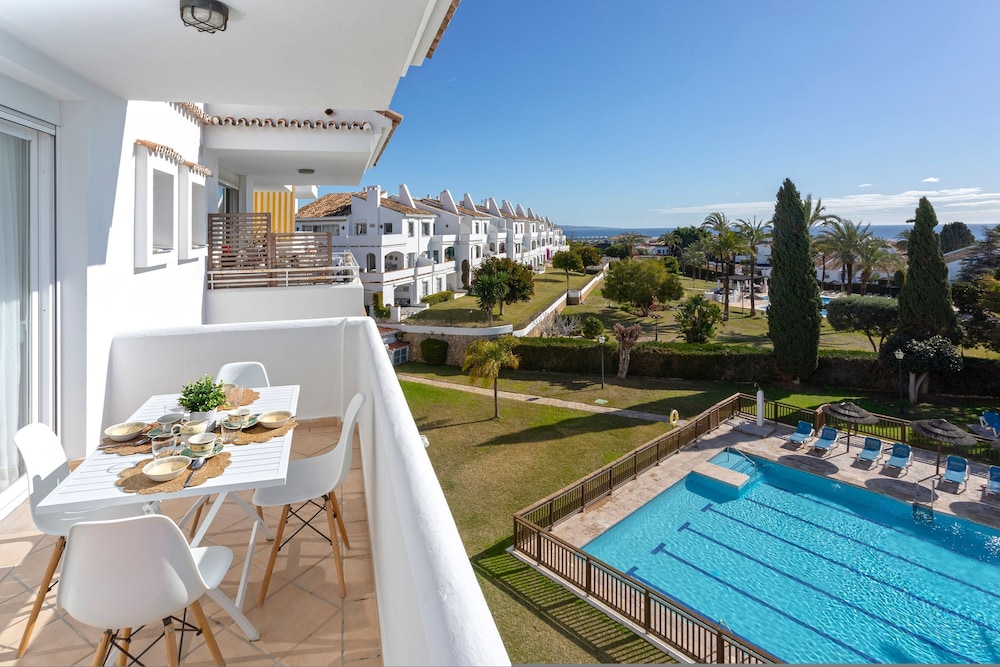 Exclusive 2BD Apartment With Private Terrace in Marbella Royal Gardens