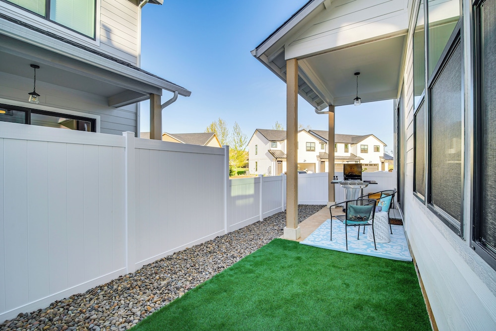 Eagle Point Golf Retreat: Pool Access + Patio!