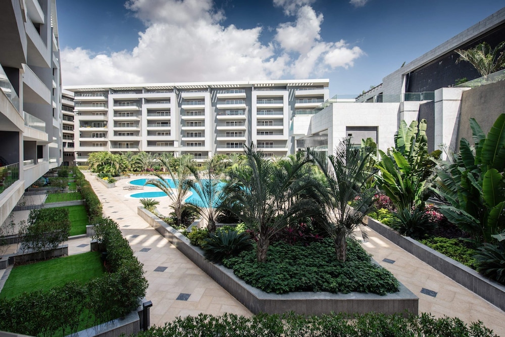 Xuru Stays I Waterfront Designer 2BR - 5 min to Airport