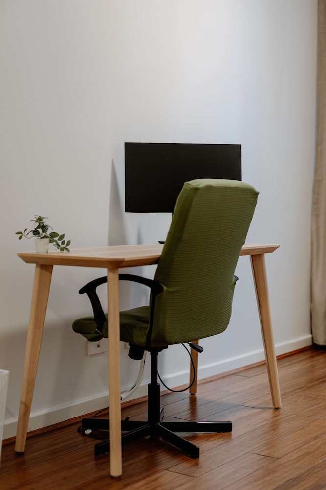 Central 2-bed With Gym and Parking