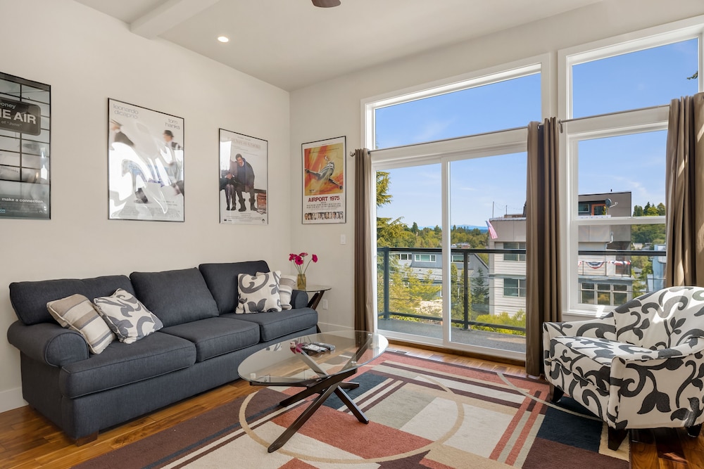 Seattle Vacation Home: The Aerodrome