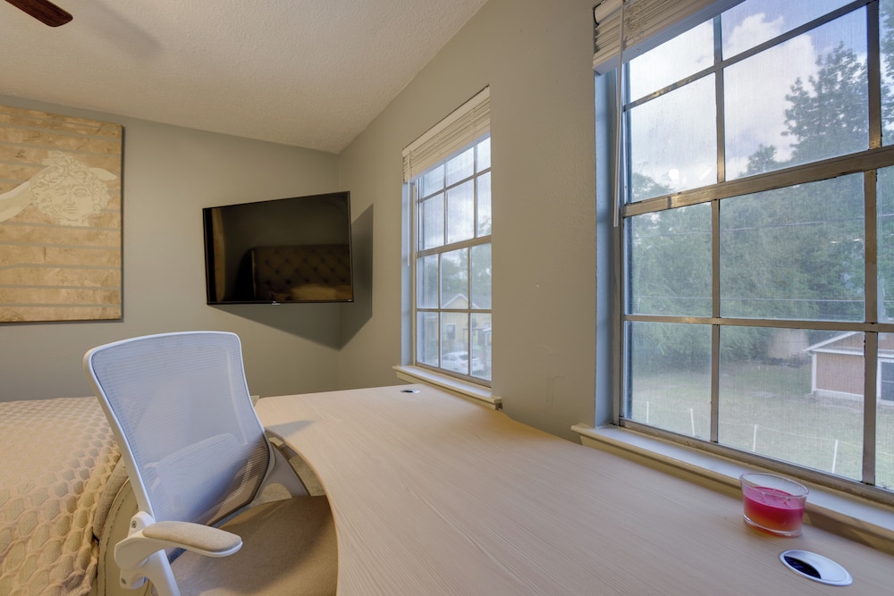 Pets Welcome! Humble Townhome 4 Mi to Airport