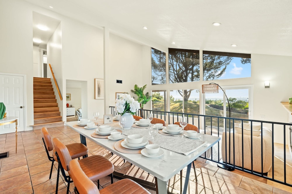 Spacious Retreat With Scenic Mountain Views