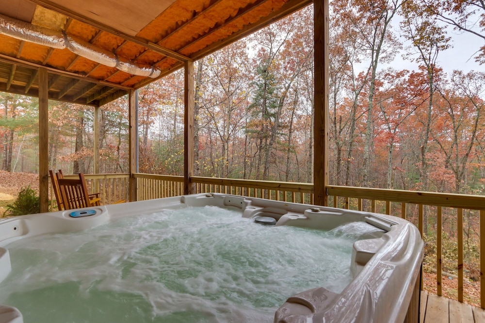 Blue Ridge Cabin w/ Hot Tub, 5 Mi to Downtown!