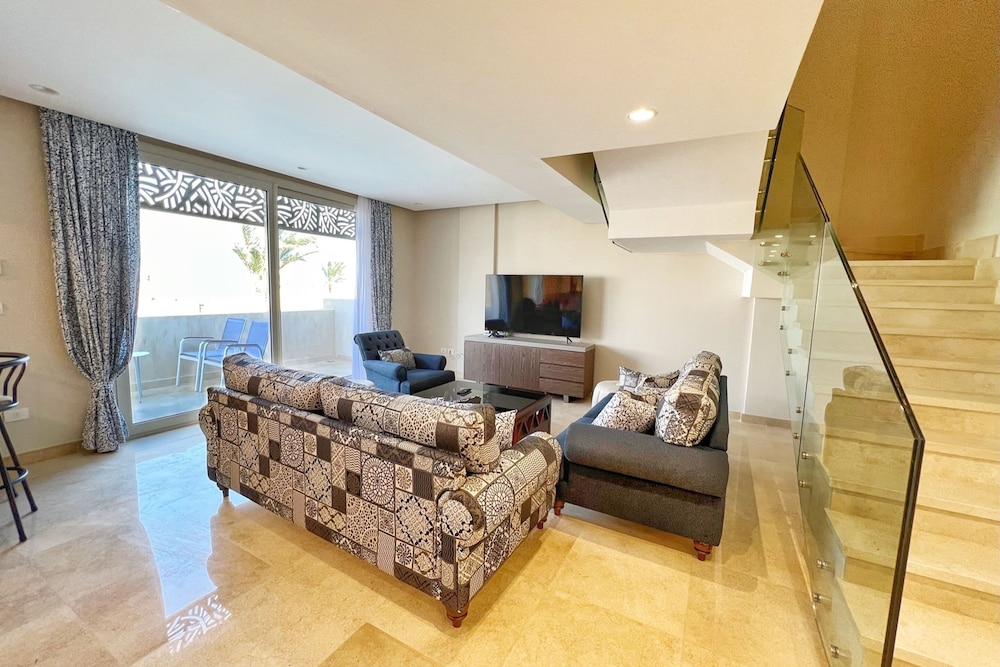 Xuru Stays I Homestyle 3BR Penthouse Pool & Beach View