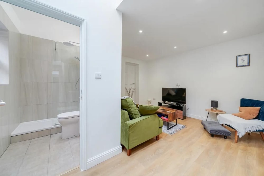 Charming Spacious 2-bed Apartment in London view 2