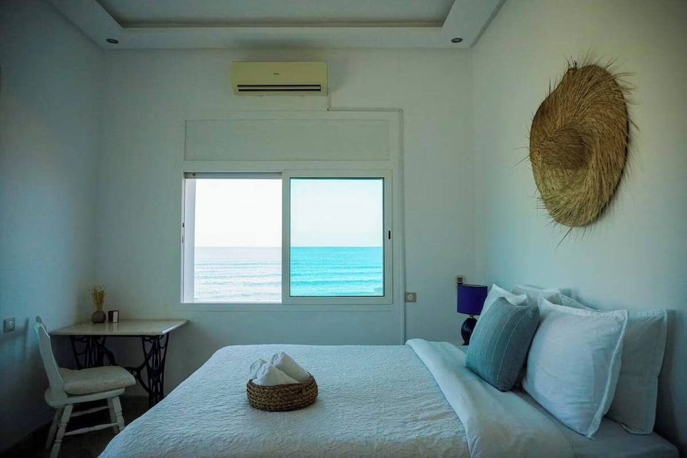 La Vague Bleue Apartment With Feet in the Water