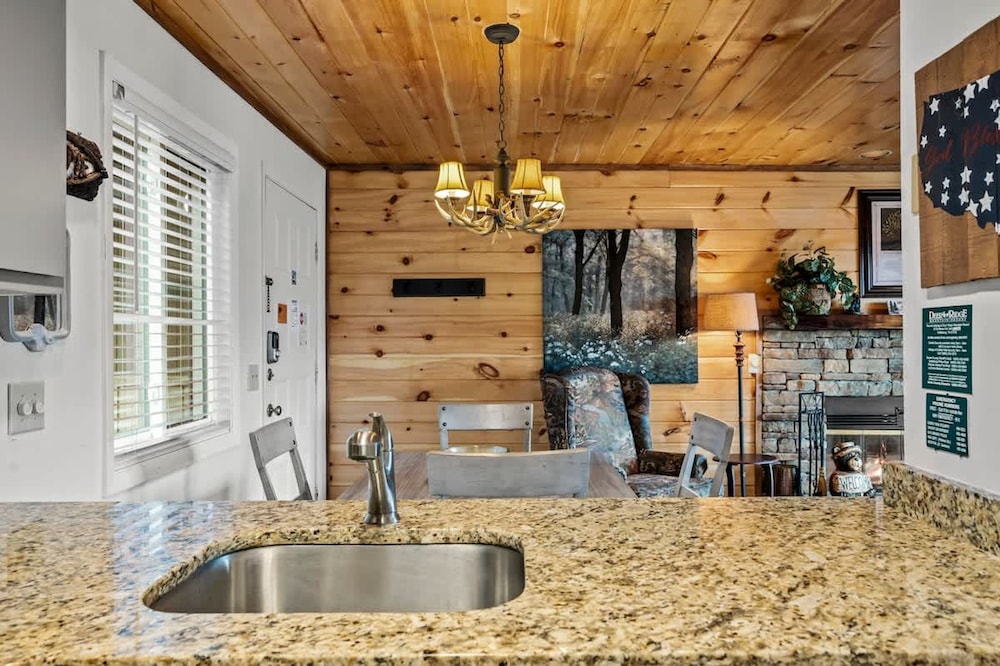 Sleeps 4 Heated Pool Hot Tub Mountain View
