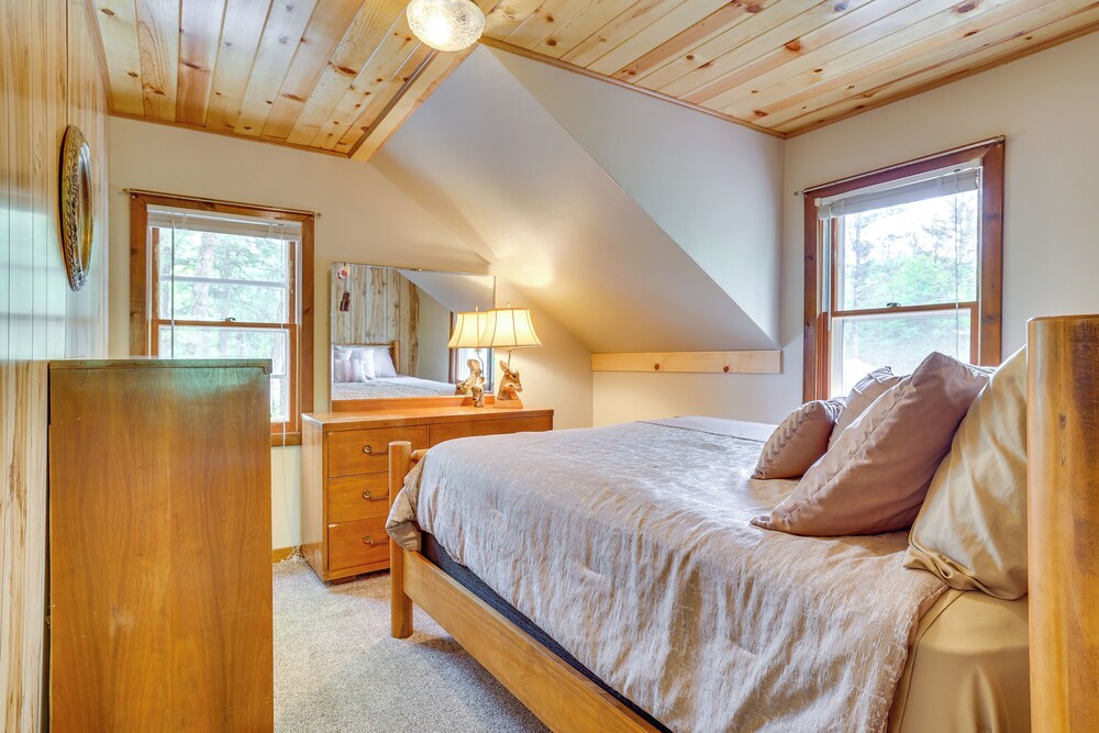Hatfield Family Home on Lake Arbutus: Boat & Hike