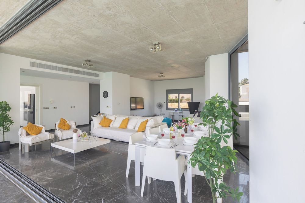 Protaras Holiday Villa El34 - Seafront Villa