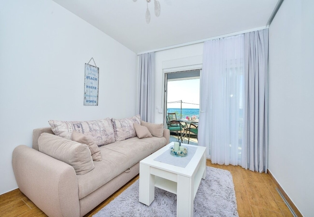 Sunny by the Sea - App3 view 5