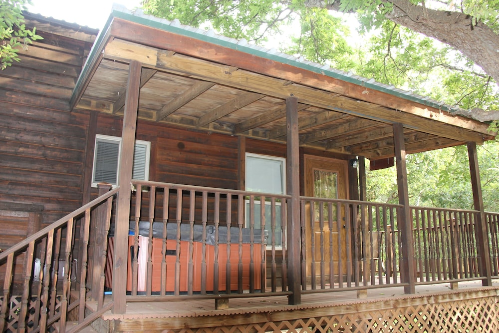 Mendelbaum Winery Guest Cabins