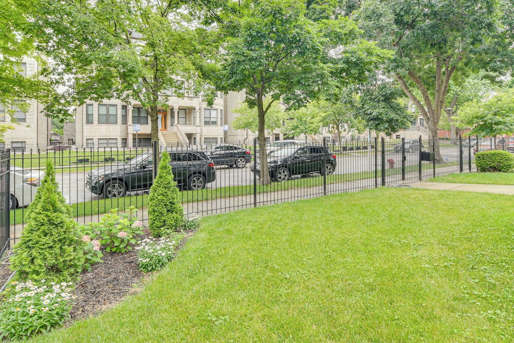 Walk to Lake Michigan: Chicago Apt w/ Deck