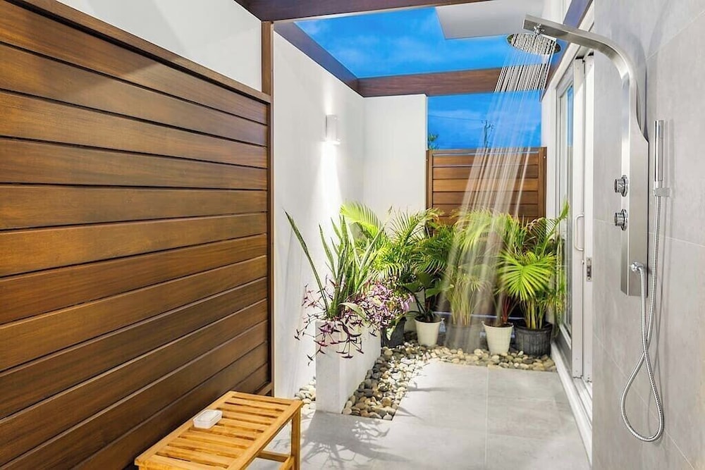 Family Beachside Villa With Hotel Amenities v7