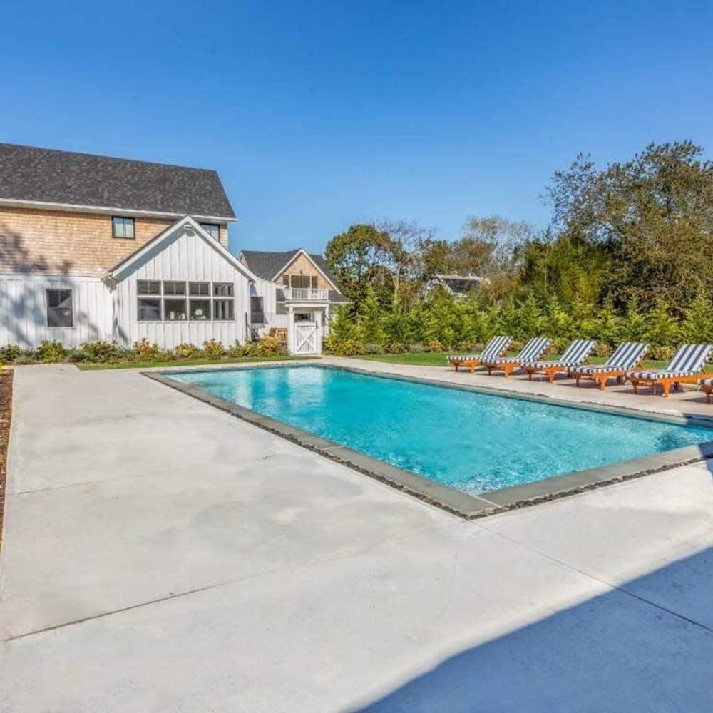 Sandpoint by Rove Travel Modern 5BR w Pool view 2