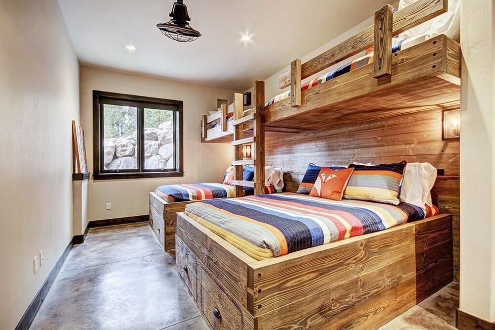Hawk's Hideaway 6 Bedroom Home