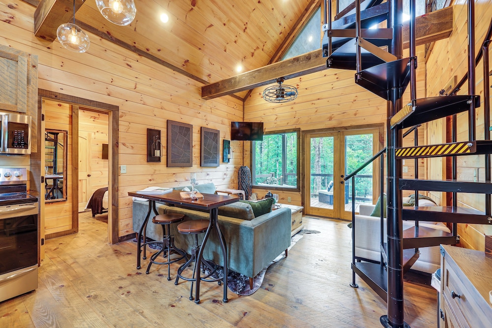 Hot Tub & Deck: Riverfront Mccaysville Cabin!