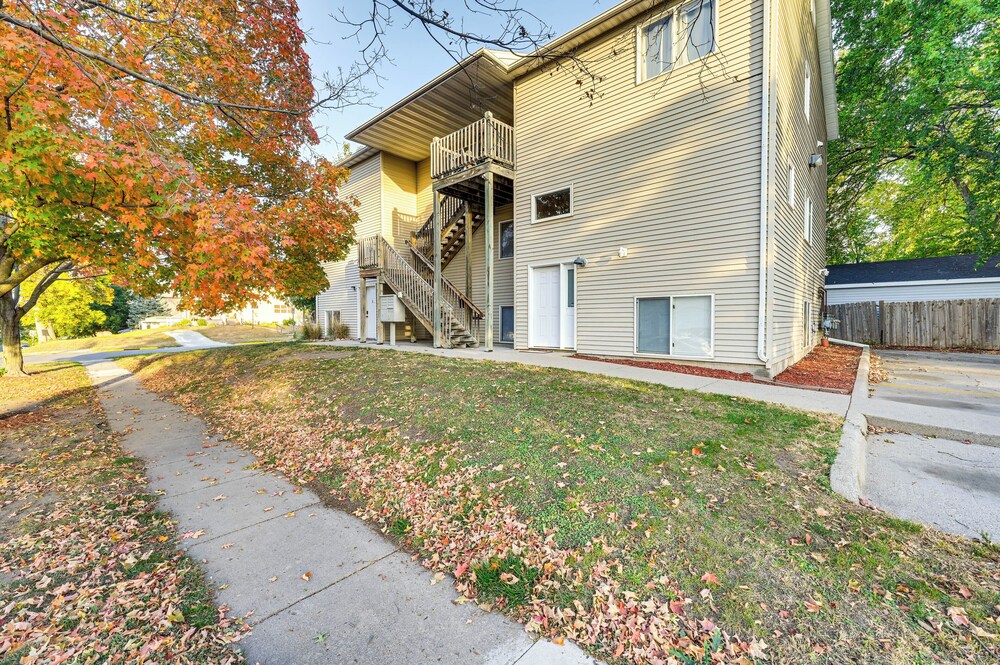1 Mi to Jack Trice Stadium: Townhome w/ Balcony view 5