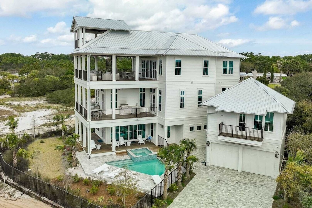 Sunset Pointe 30A by Avantstay Gulf Views, Carriage, Pool