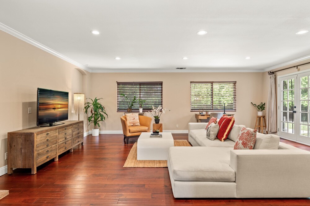 Master Bedroom With King Bed Central Location