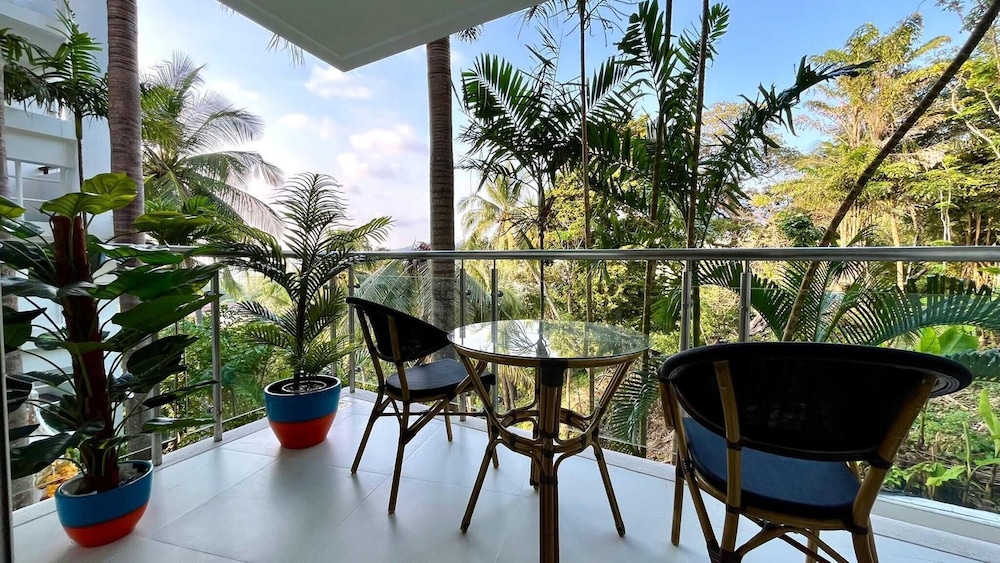 B6 - 1 Bdr Modern Condo With Balcony and Pool, Karon