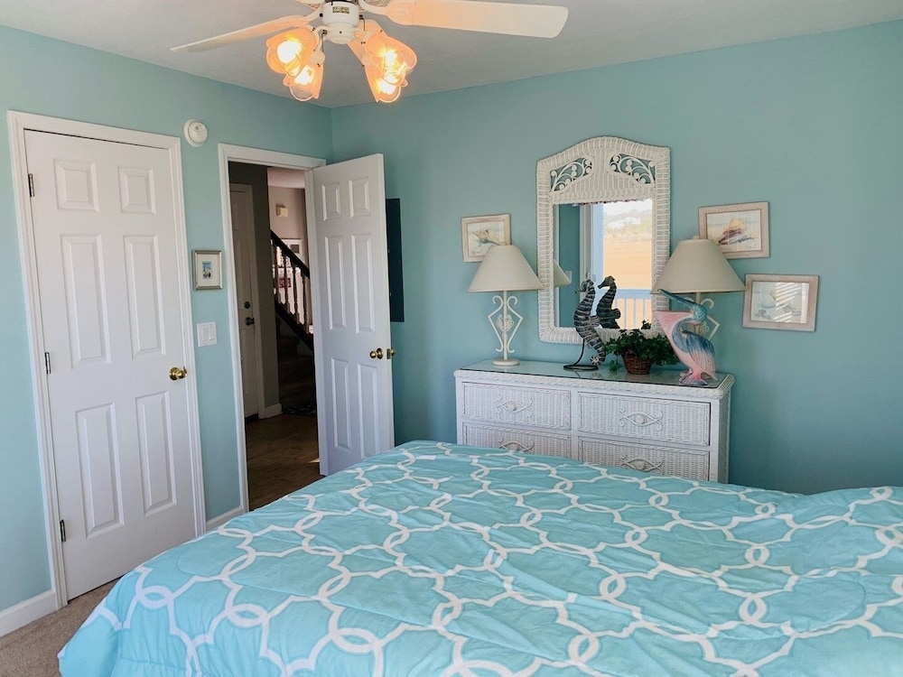Old Man & The Sea 5 Bedroom Home by RedAwning
