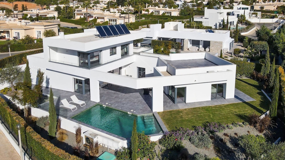 Casa Blanca Magnificent 4 Bedroom Villa With MOD