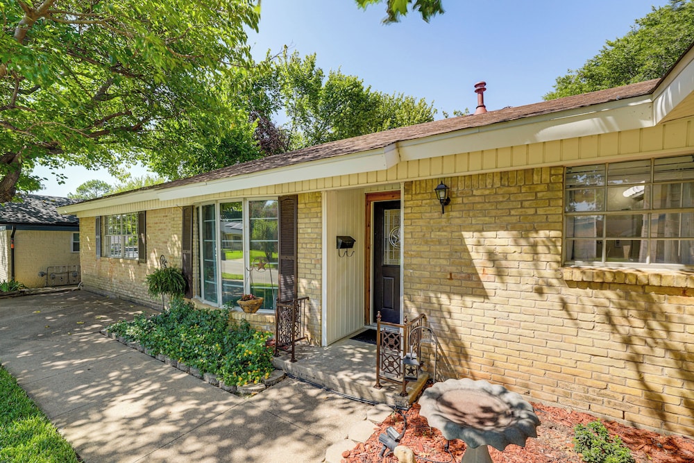 Home w/ Backyard Oasis < 7 Mi to At&t Stadium!