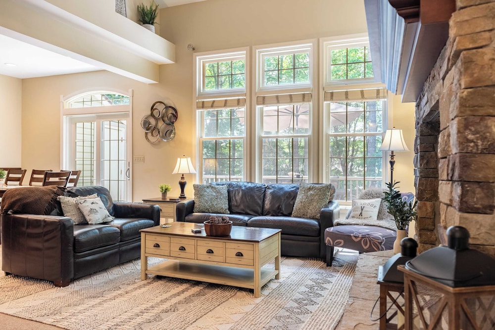 Highland Hideaway by Avantstay Group Poconos Retreat w/ Patio + Game Room